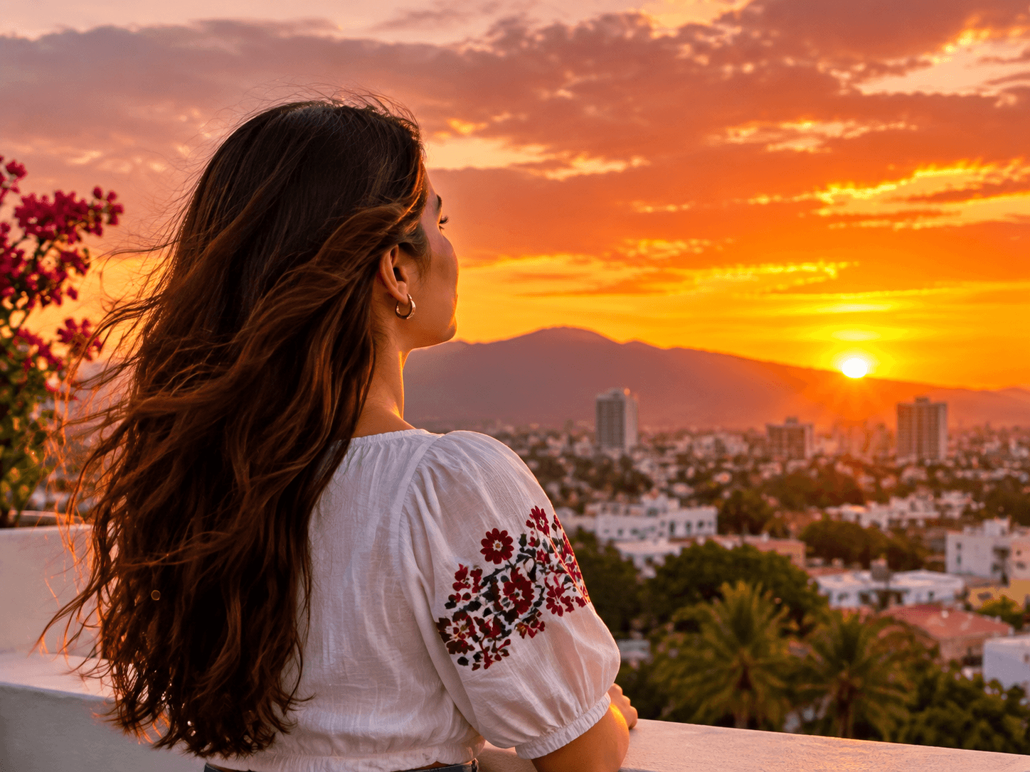 Joven mexicana mirando el horizonte urbano desde una azotea al atardecer